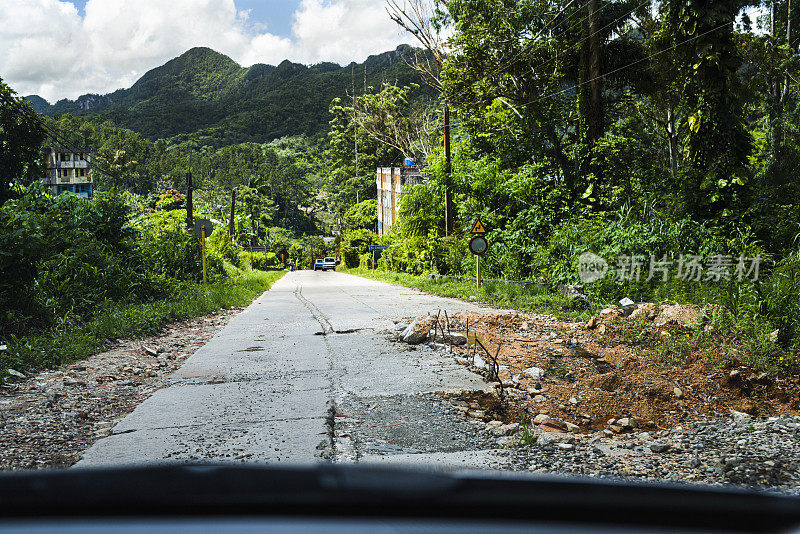 古巴维拉克拉拉省，穿过Topes de Collantes自然保护区公园的一条小路上的严重道路损坏